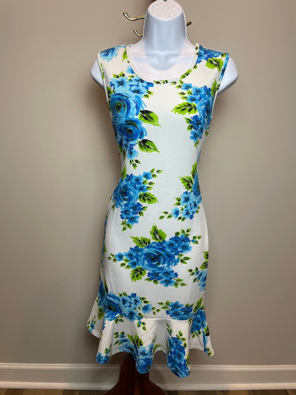 White Mark Dress Size S Blue Floral Sleeveless Scoop Neck Ruffle Hem Stretch NWT